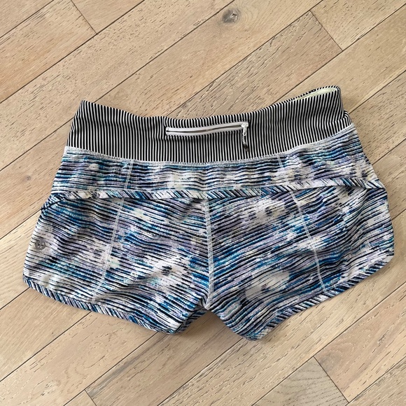 Lululemon Speed Short *4-way Stretch 2.5"
Blurry Belle Multi Tink Blck Wht - Picture 2 of 8